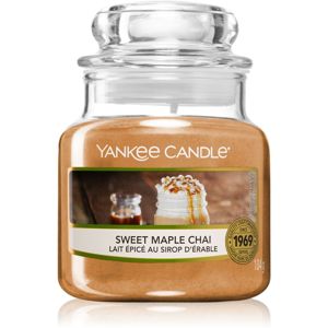 Yankee Candle Sweet Maple Chai vonná svíčka Classic malá 104 g